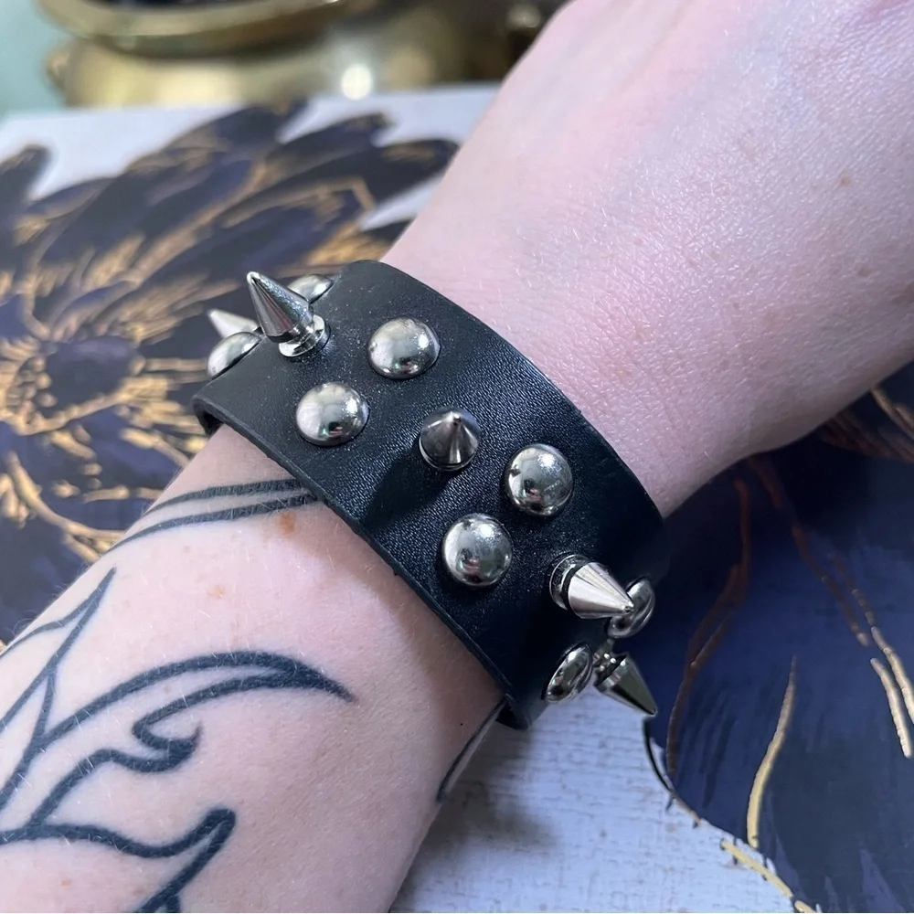 Vintage 1990s YIK FUNG Black Leather Silver Spike Studded Punk Bracelet C3